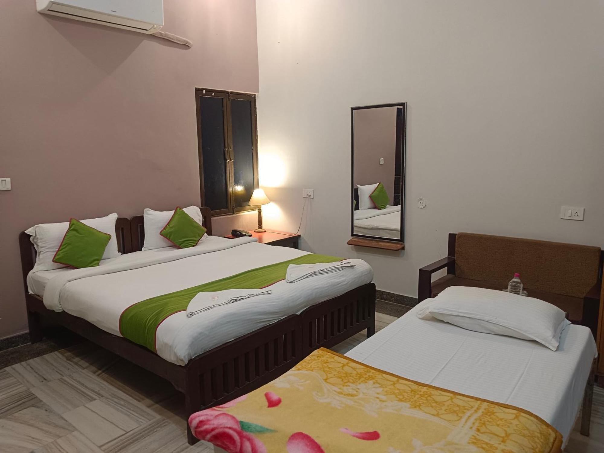 Hotel Mewad Haveli พุชการ์ ภายนอก รูปภาพ