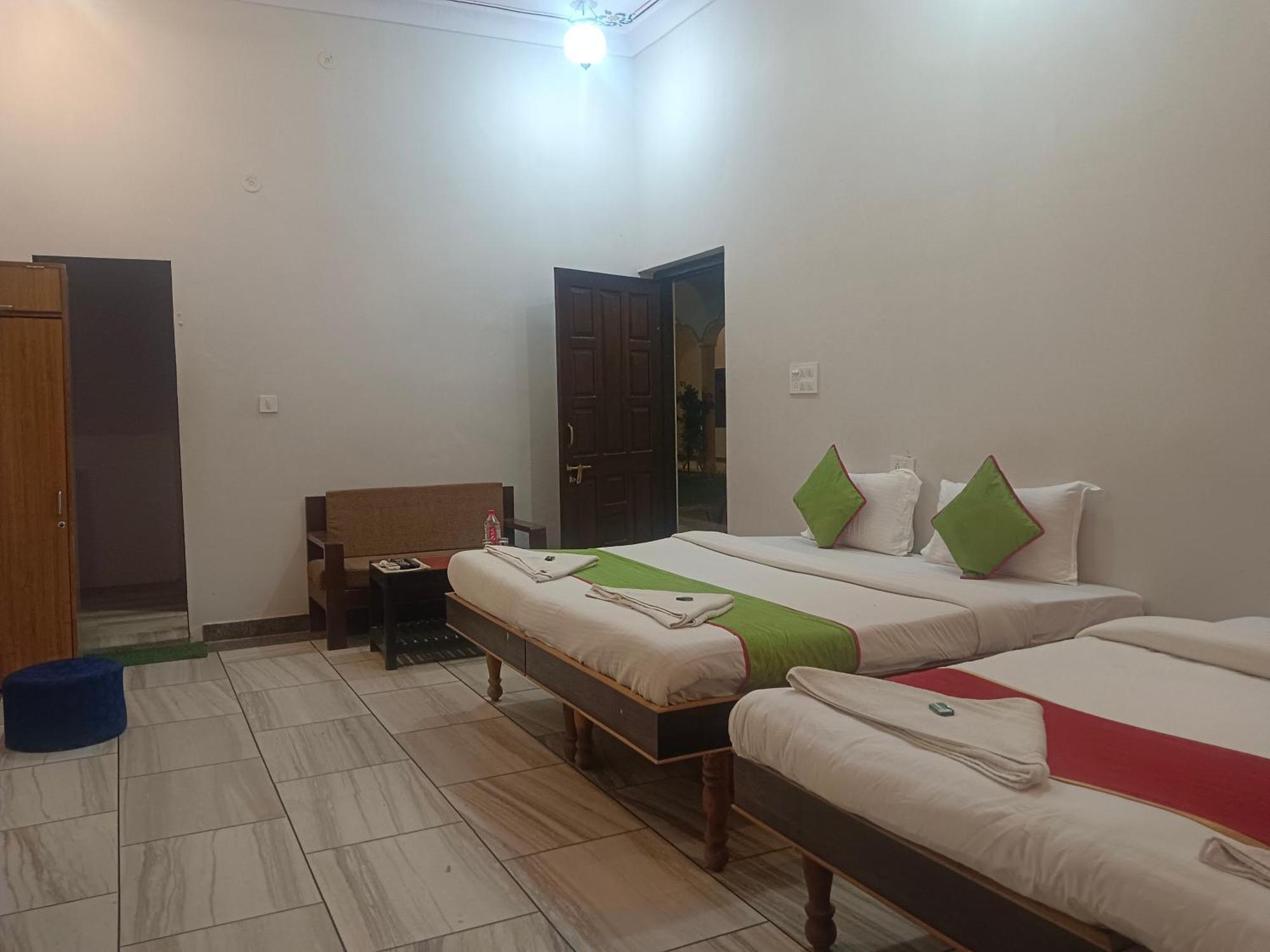 Hotel Mewad Haveli พุชการ์ ภายนอก รูปภาพ