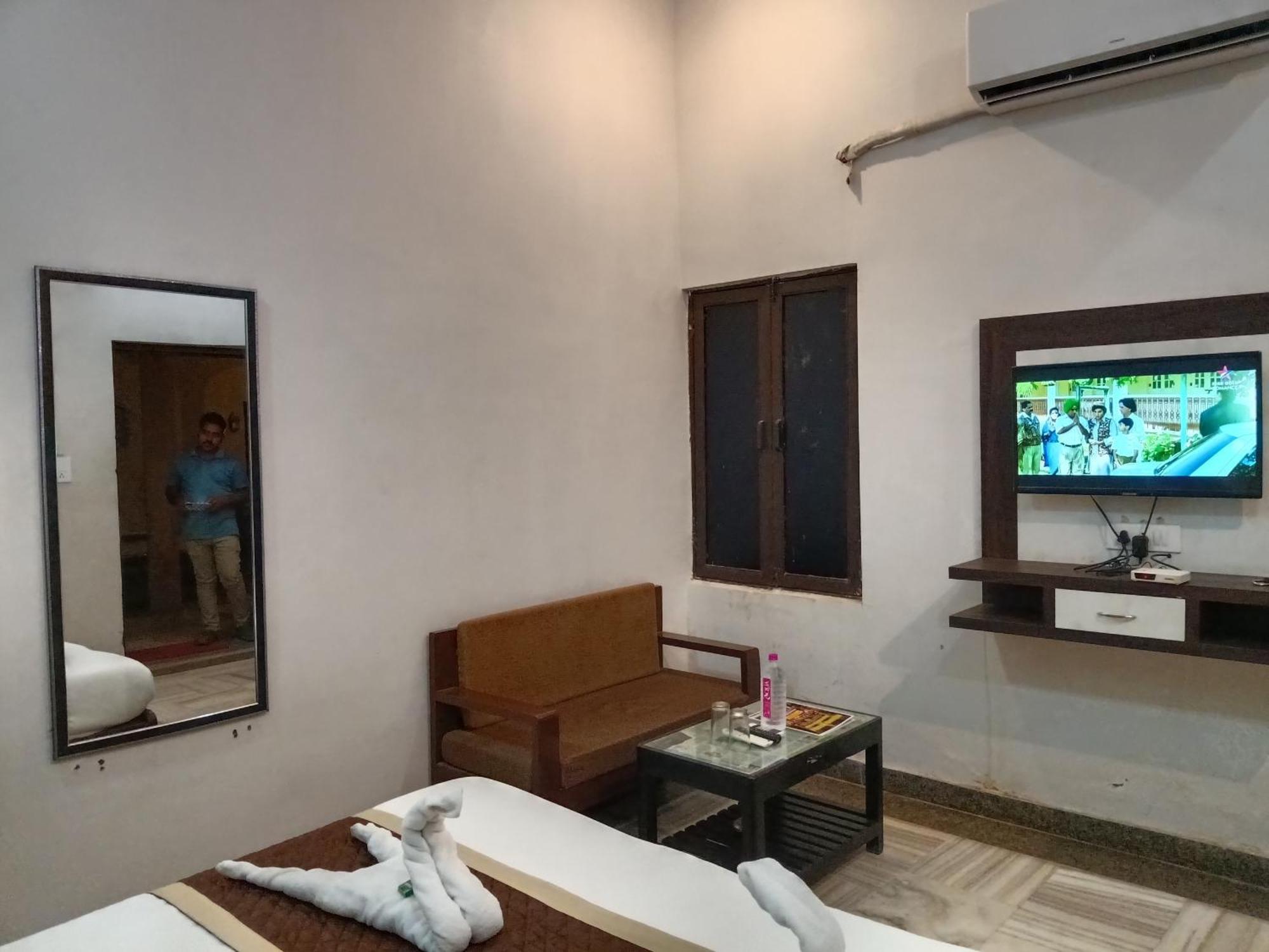 Hotel Mewad Haveli พุชการ์ ภายนอก รูปภาพ